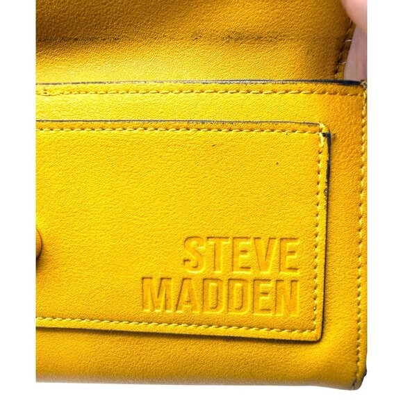 Steve Madden Yellow Leather Wallet With Snap Closure & Zipper Pocket - Picture 5 of 8